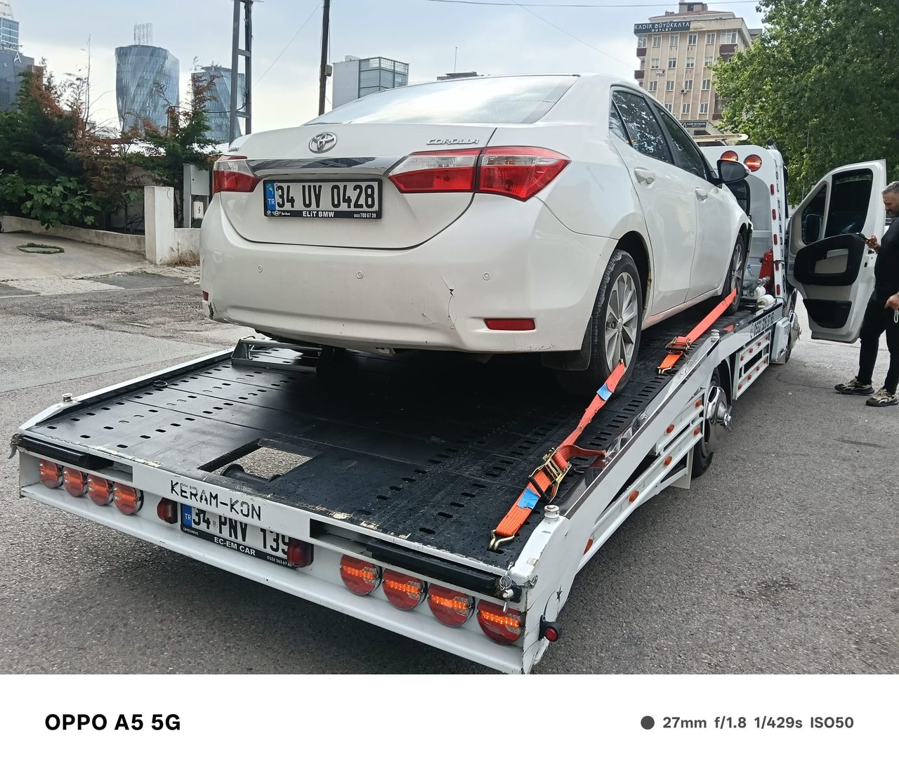 Beyaz Corolla araç taşıma